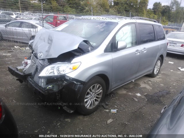 5TDYZ3DC8HS853575 - 2017 TOYOTA SIENNA XLE/LIMITED WHITE photo 2