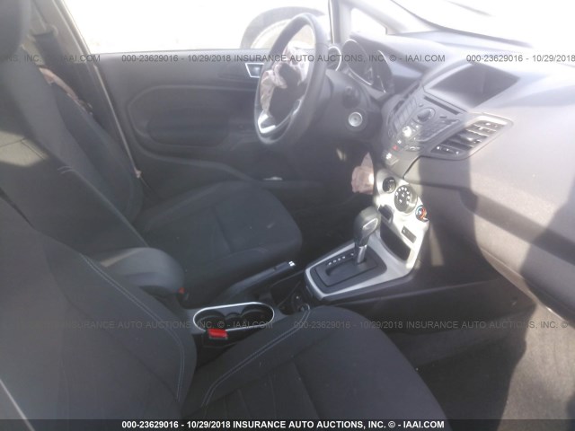 3FADP4BJ7FM126832 - 2015 FORD FIESTA SE SILVER photo 5