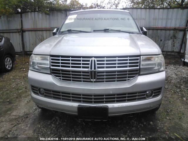 5LMFU28567LJ04827 - 2007 LINCOLN NAVIGATOR Srebrny zdjęcie 6