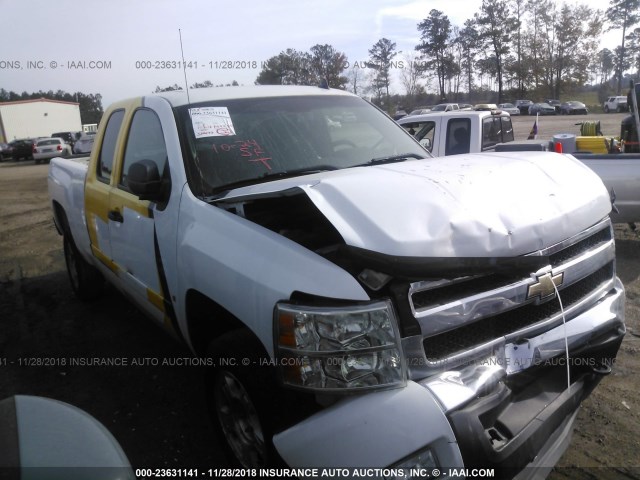 2GCEC19J181329580 - 2008 CHEVROLET SILVERADO C1500 WHITE photo 1