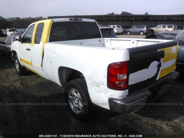 2GCEC19J181329580 - 2008 CHEVROLET SILVERADO C1500 WHITE photo 3