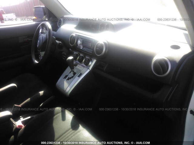 JTLZE4FE2A1112284 - 2010 TOYOTA SCION XB 白色 照片 5