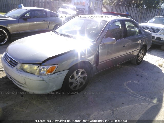 JT2BF28K010335262 - 2001 TOYOTA CAMRY LE/XLE 灰色 照片 2