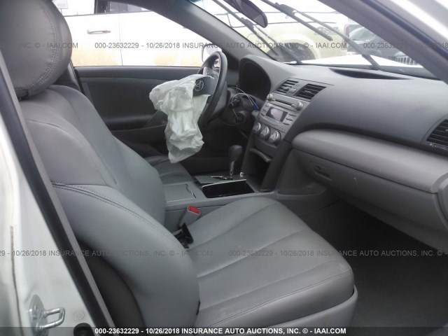 4T4BF3EK8BR132245 - 2011 TOYOTA CAMRY SE/LE/XLE 白色 照片 5