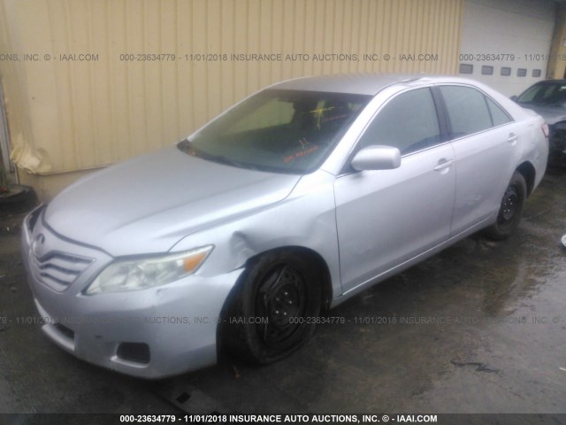 4T4BF3EK5BR132591 - 2011 TOYOTA CAMRY SE/LE/XLE SILVER photo 2