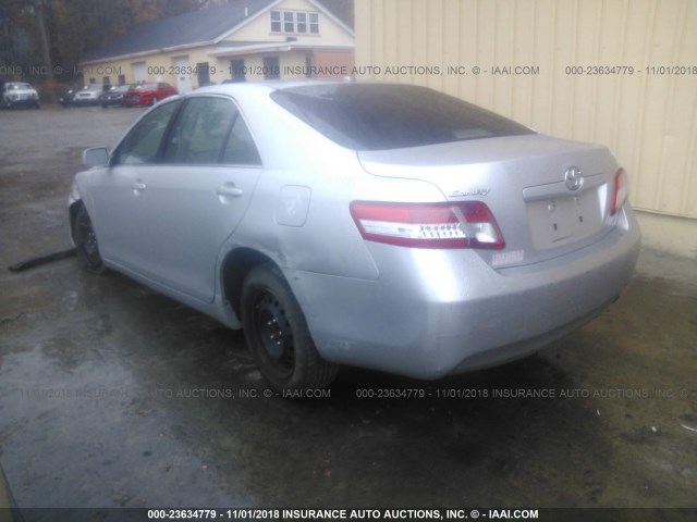 4T4BF3EK5BR132591 - 2011 TOYOTA CAMRY SE/LE/XLE SILVER photo 3