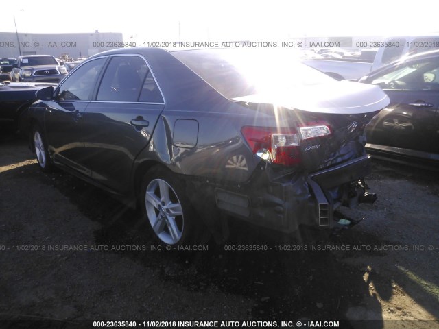 4T1BF1FK3EU871704 - 2014 TOYOTA CAMRY L/SE/LE/XLE ნაცრისფერი ფოტო 3