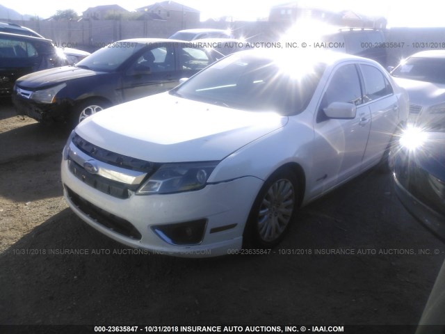 3FADP0L3XAR178556 - 2010 FORD FUSION HYBRID WHITE photo 2