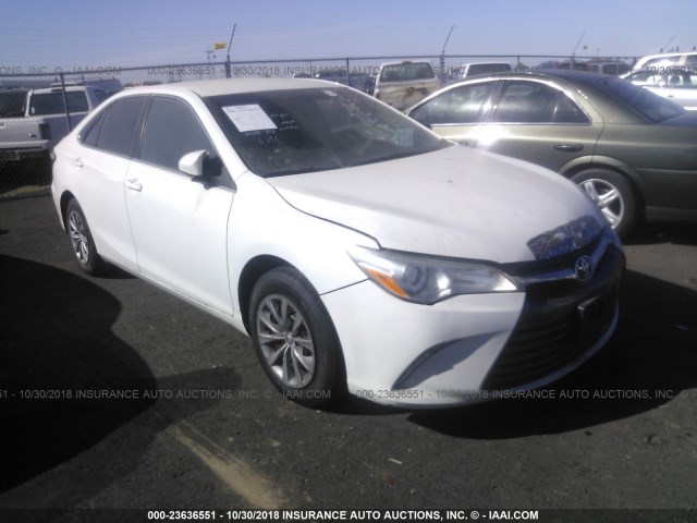 4T1BF1FK1HU285250 - 2017 TOYOTA CAMRY LE/XLE/SE/XSE WHITE photo 1