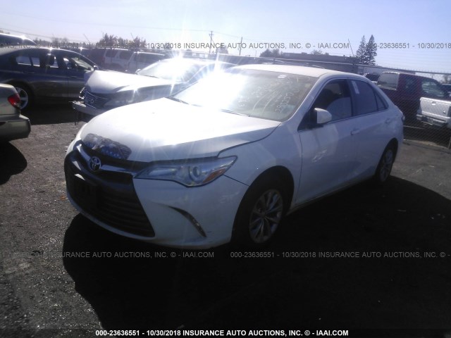 4T1BF1FK1HU285250 - 2017 TOYOTA CAMRY LE/XLE/SE/XSE WHITE photo 2
