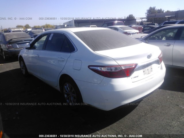 4T1BF1FK1HU285250 - 2017 TOYOTA CAMRY LE/XLE/SE/XSE WHITE photo 3