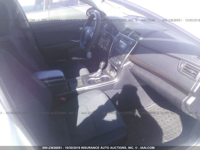 4T1BF1FK1HU285250 - 2017 TOYOTA CAMRY LE/XLE/SE/XSE WHITE photo 5
