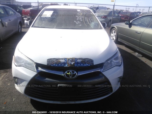 4T1BF1FK1HU285250 - 2017 TOYOTA CAMRY LE/XLE/SE/XSE WHITE photo 6