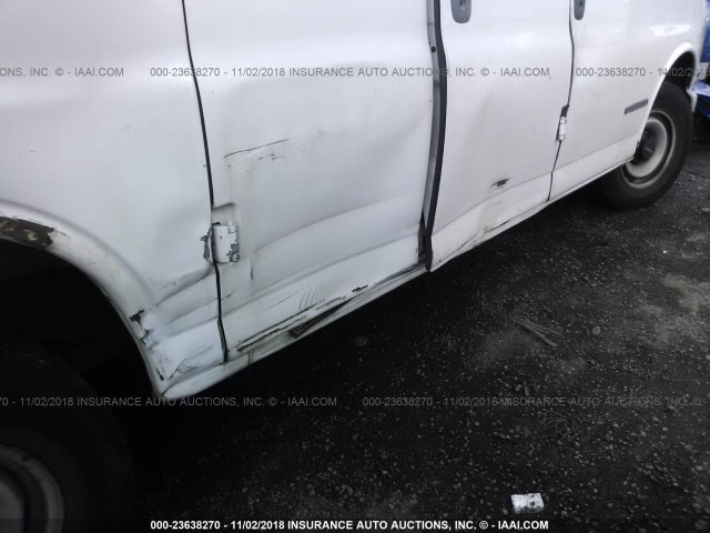 1GTFG25M011903595 - 2001 GMC SAVANA G2500 WHITE photo 6