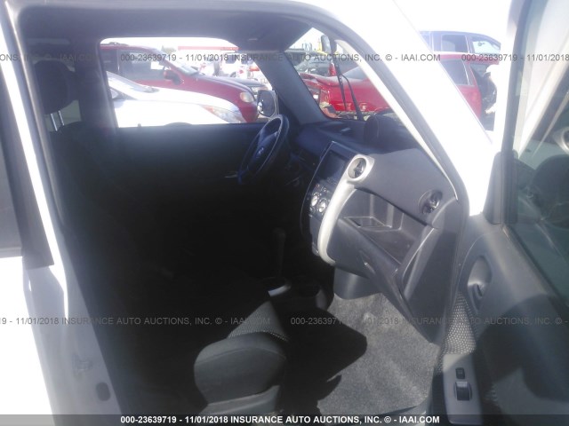 JTLKT324554015731 - 2005 TOYOTA SCION XB Ақ фото 5