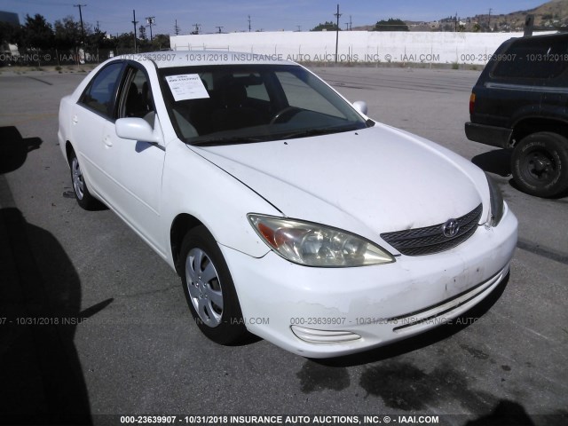 JTDBE32K320095358 - 2002 TOYOTA CAMRY LE/XLE/SE WHITE photo 1