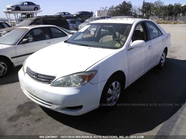 JTDBE32K320095358 - 2002 TOYOTA CAMRY LE/XLE/SE WHITE photo 2