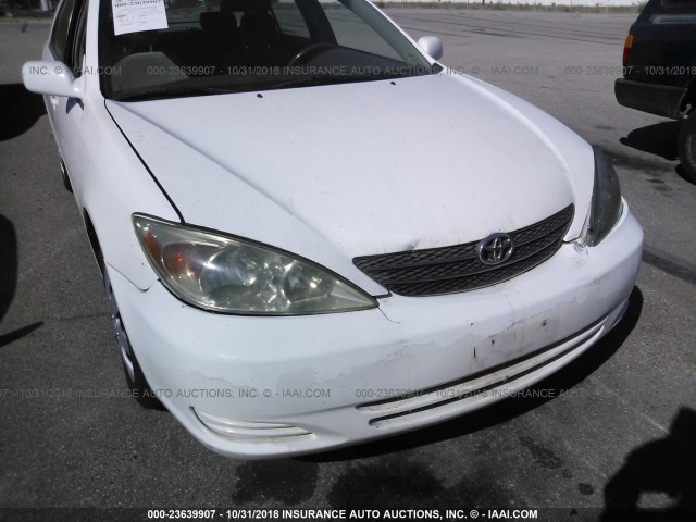 JTDBE32K320095358 - 2002 TOYOTA CAMRY LE/XLE/SE WHITE photo 6