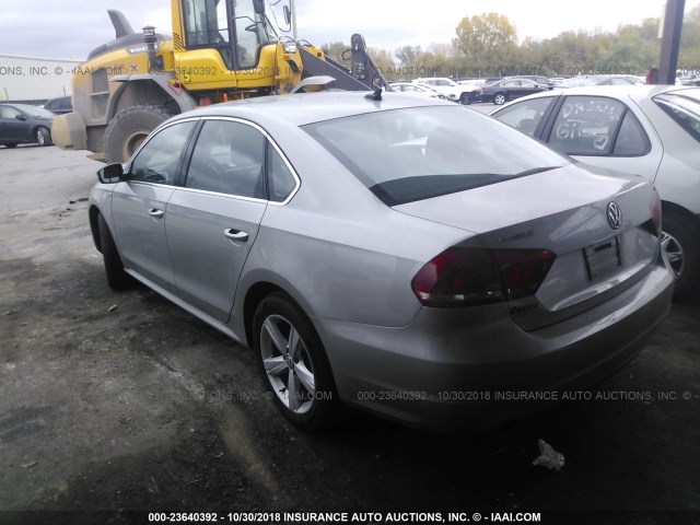 1VWAS7A38EC053824 - 2014 VOLKSWAGEN PASSAT S SILVER photo 3