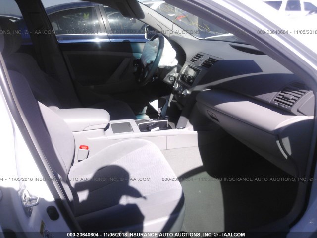 4T4BF3EK3BR200631 - 2011 TOYOTA CAMRY SE/LE/XLE WHITE photo 5