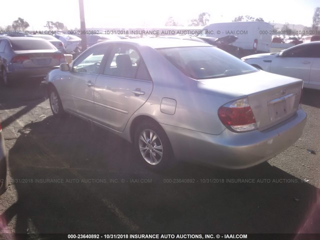 4T1BF32K25U106548 - 2005 TOYOTA CAMRY LE/XLE/SE SILVER photo 3
