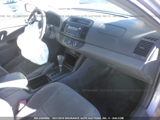 4T1BF32K25U106548 - 2005 TOYOTA CAMRY LE/XLE/SE SILVER photo 5