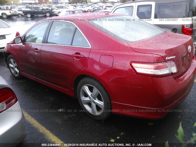 4T1BF3EK6AU076637 - 2010 TOYOTA CAMRY SE/LE/XLE RED photo 3