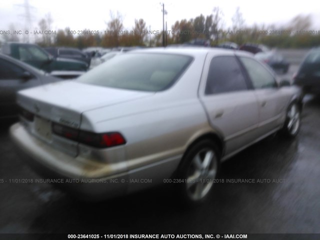 4T1BF28K4WU066606 - 1998 TOYOTA CAMRY CE/LE/XLE GOLD photo 4
