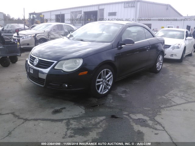 WVWFA71F78V024698 - 2008 VOLKSWAGEN EOS LUX 黑色 照片 2