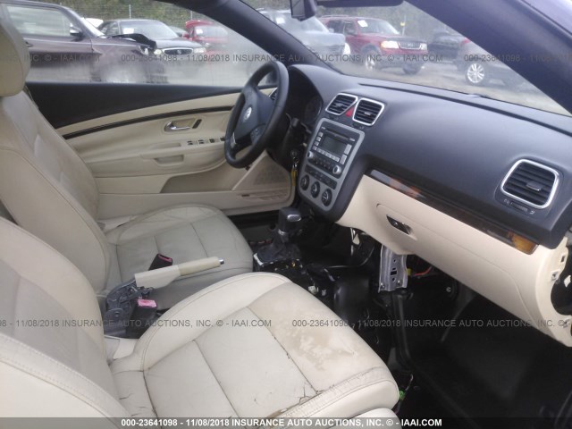 WVWFA71F78V024698 - 2008 VOLKSWAGEN EOS LUX 黑色 照片 5