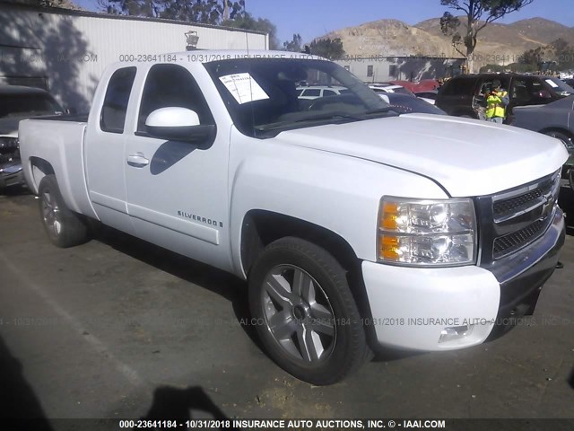 2GCEC19J881146273 - 2008 CHEVROLET SILVERADO C1500 WHITE photo 1