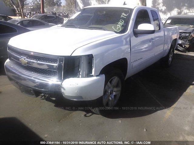 2GCEC19J881146273 - 2008 CHEVROLET SILVERADO C1500 WHITE photo 2