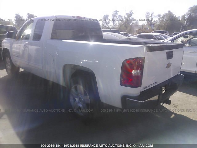 2GCEC19J881146273 - 2008 CHEVROLET SILVERADO C1500 WHITE photo 3