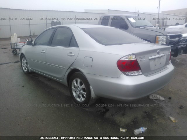 4T1BF30K25U106083 - 2005 TOYOTA CAMRY LE/XLE/SE SILVER photo 3