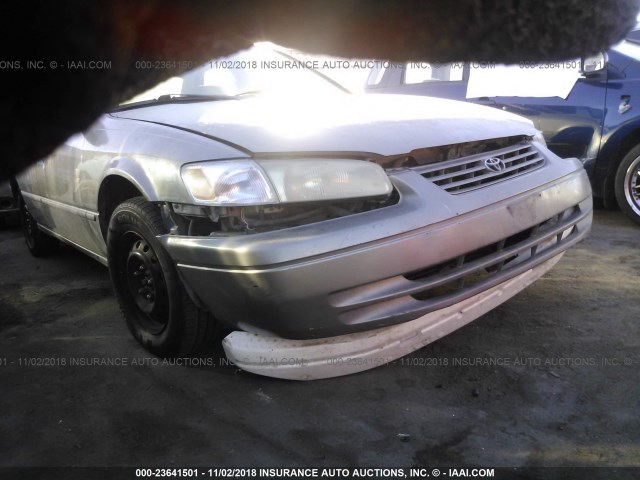 JT2BG22K1V0028923 - 1997 TOYOTA CAMRY LE/XLE ყავისფერი ფოტო 6