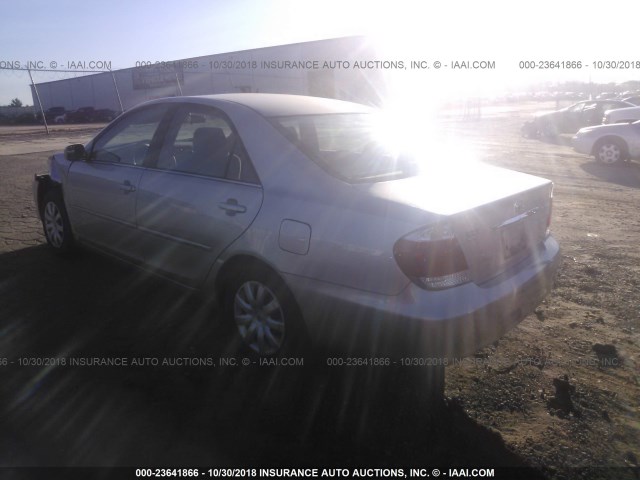 4T1BE32K05U567699 - 2005 TOYOTA CAMRY LE/XLE/SE SILVER photo 3