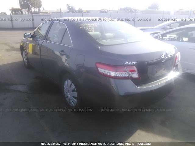 4T4BF3EK5BR107478 - 2011 TOYOTA CAMRY SE/LE/XLE GRAY photo 3