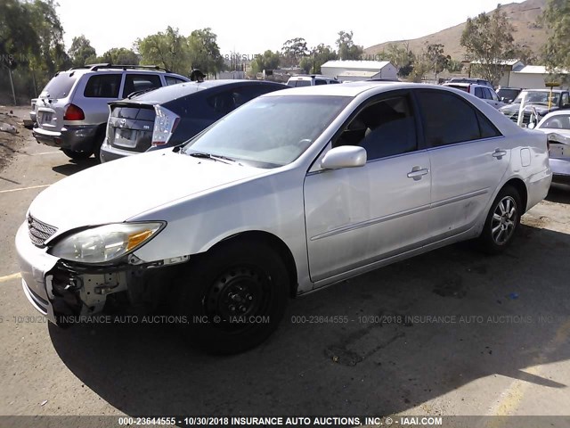 4T1BF30K02U001456 - 2002 TOYOTA CAMRY LE/XLE/SE SILVER photo 2