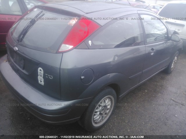 3FAFP31334R112397 - 2004 FORD FOCUS ZX3 GRAY photo 4