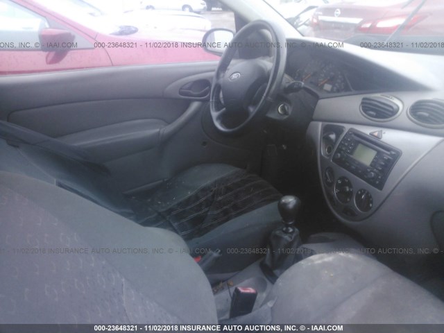 3FAFP31334R112397 - 2004 FORD FOCUS ZX3 GRAY photo 5