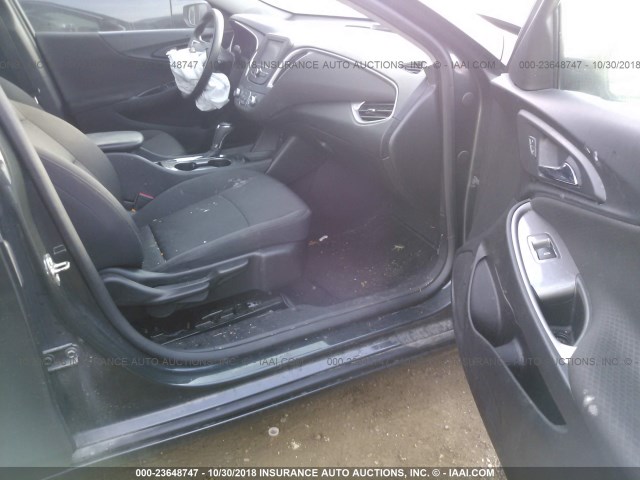1G1ZB5STXHF226912 - 2017 CHEVROLET MALIBU LS 灰色 照片 5