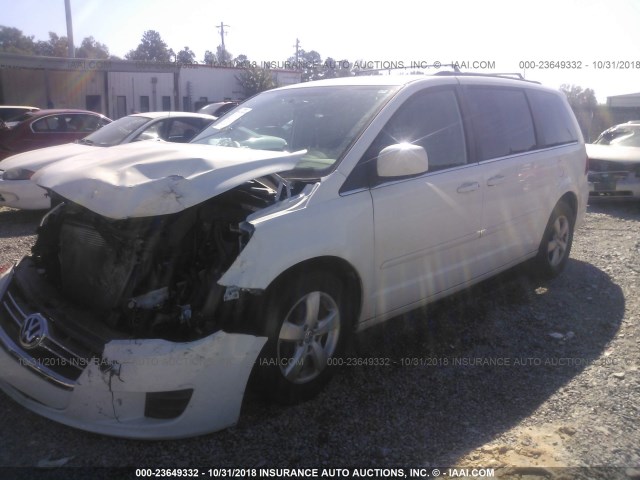 2V4RW3DG3BR634156 - 2011 VOLKSWAGEN ROUTAN SE WHITE photo 2