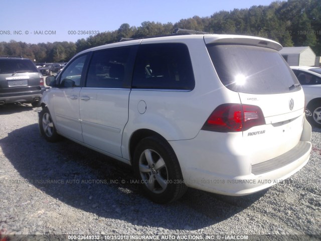 2V4RW3DG3BR634156 - 2011 VOLKSWAGEN ROUTAN SE WHITE photo 3