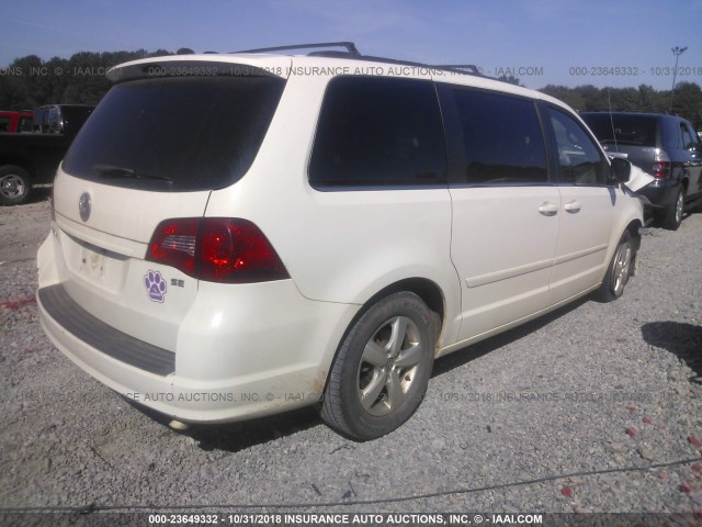 2V4RW3DG3BR634156 - 2011 VOLKSWAGEN ROUTAN SE WHITE photo 4