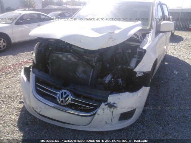 2V4RW3DG3BR634156 - 2011 VOLKSWAGEN ROUTAN SE WHITE photo 6