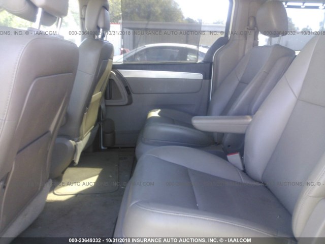 2V4RW3DG3BR634156 - 2011 VOLKSWAGEN ROUTAN SE WHITE photo 8