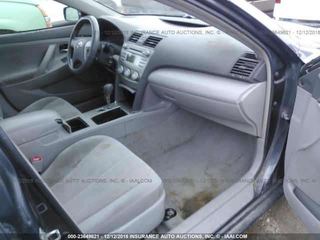 4T1BF3EK2BU632816 - 2011 TOYOTA CAMRY SE/LE/XLE 灰色 照片 5