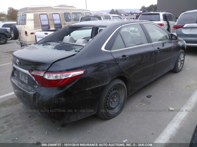 4T4BF1FK5FR475717 - 2015 TOYOTA CAMRY LE/XLE/SE/XSE შავი ფოტო 4