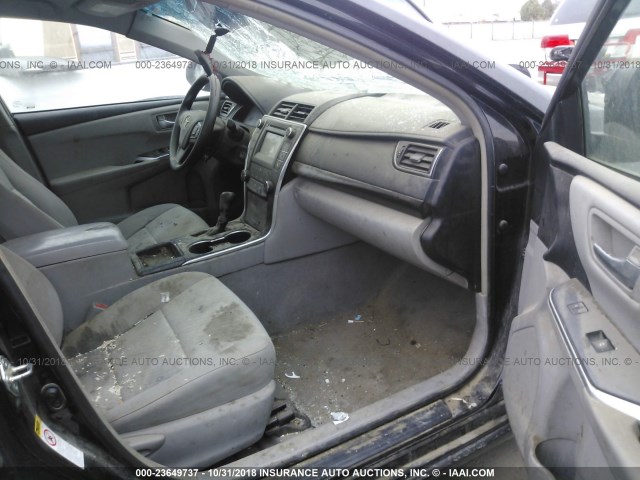 4T4BF1FK5FR475717 - 2015 TOYOTA CAMRY LE/XLE/SE/XSE შავი ფოტო 5