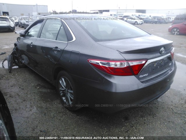 4T1BF1FK8GU579985 - 2016 TOYOTA CAMRY LE/XLE/SE/XSE GRAY photo 3